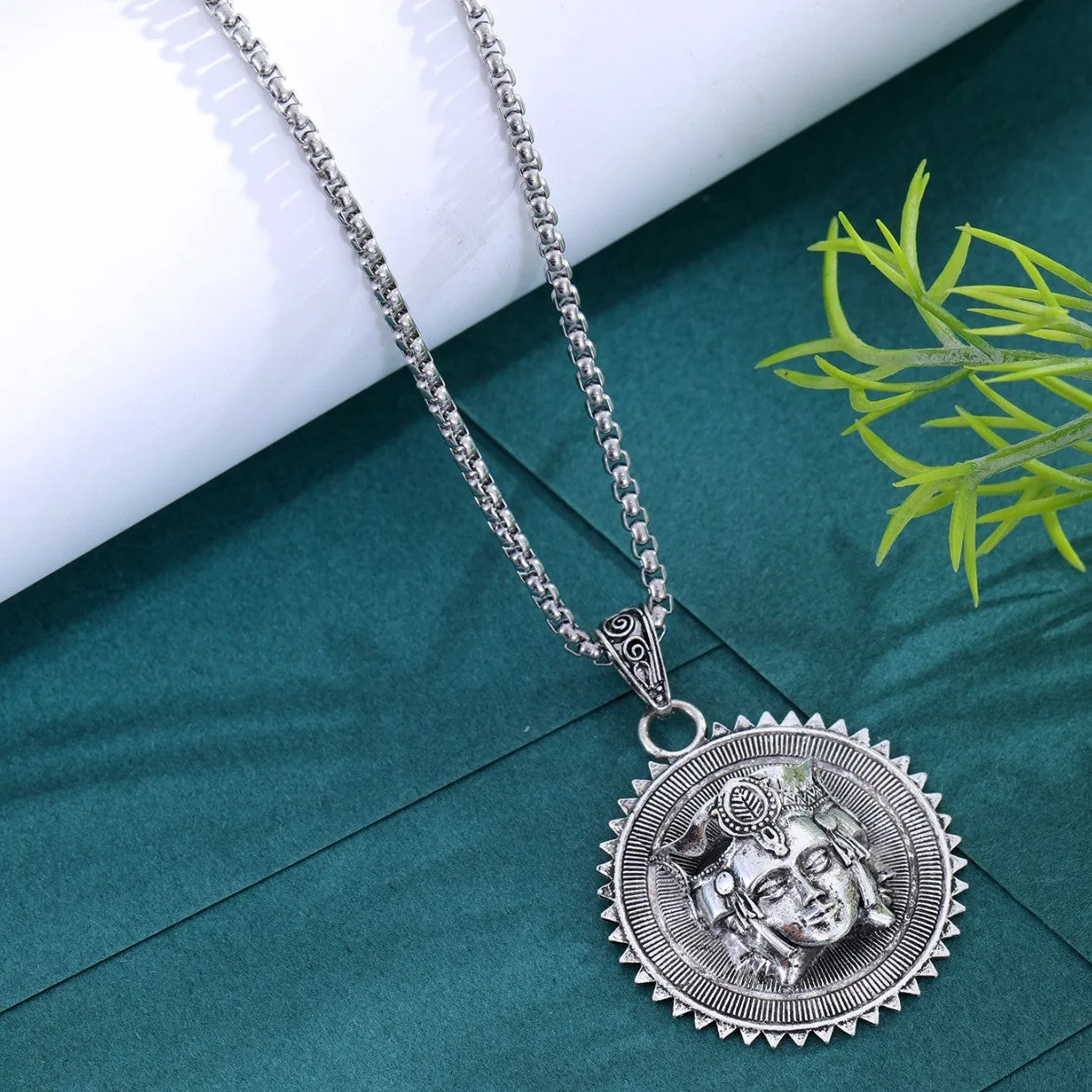 Head pendant sweater chain necklace for men in silver colour with heavy link chain on neutral background