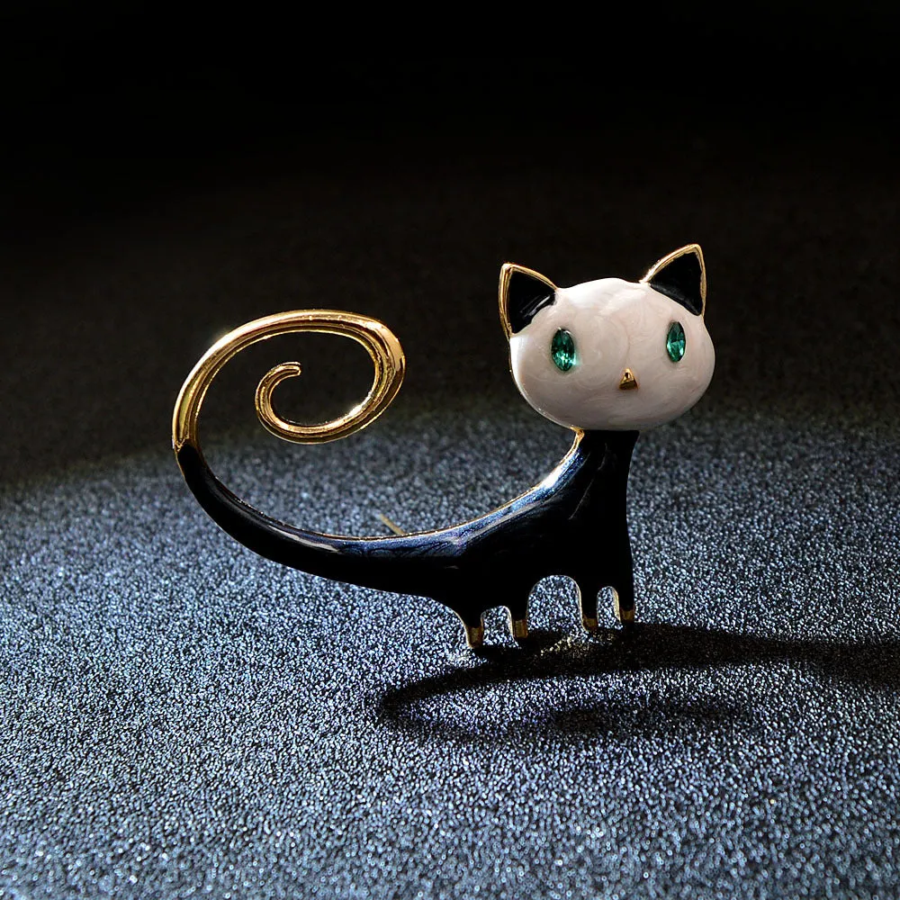 Painted tail-up kitten brooch in white or orange colour on alloy background