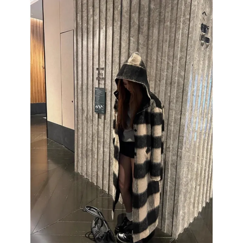 Season warm woolen coat mid-length loose fit polyester plaid cloak in beige black winter outerwear