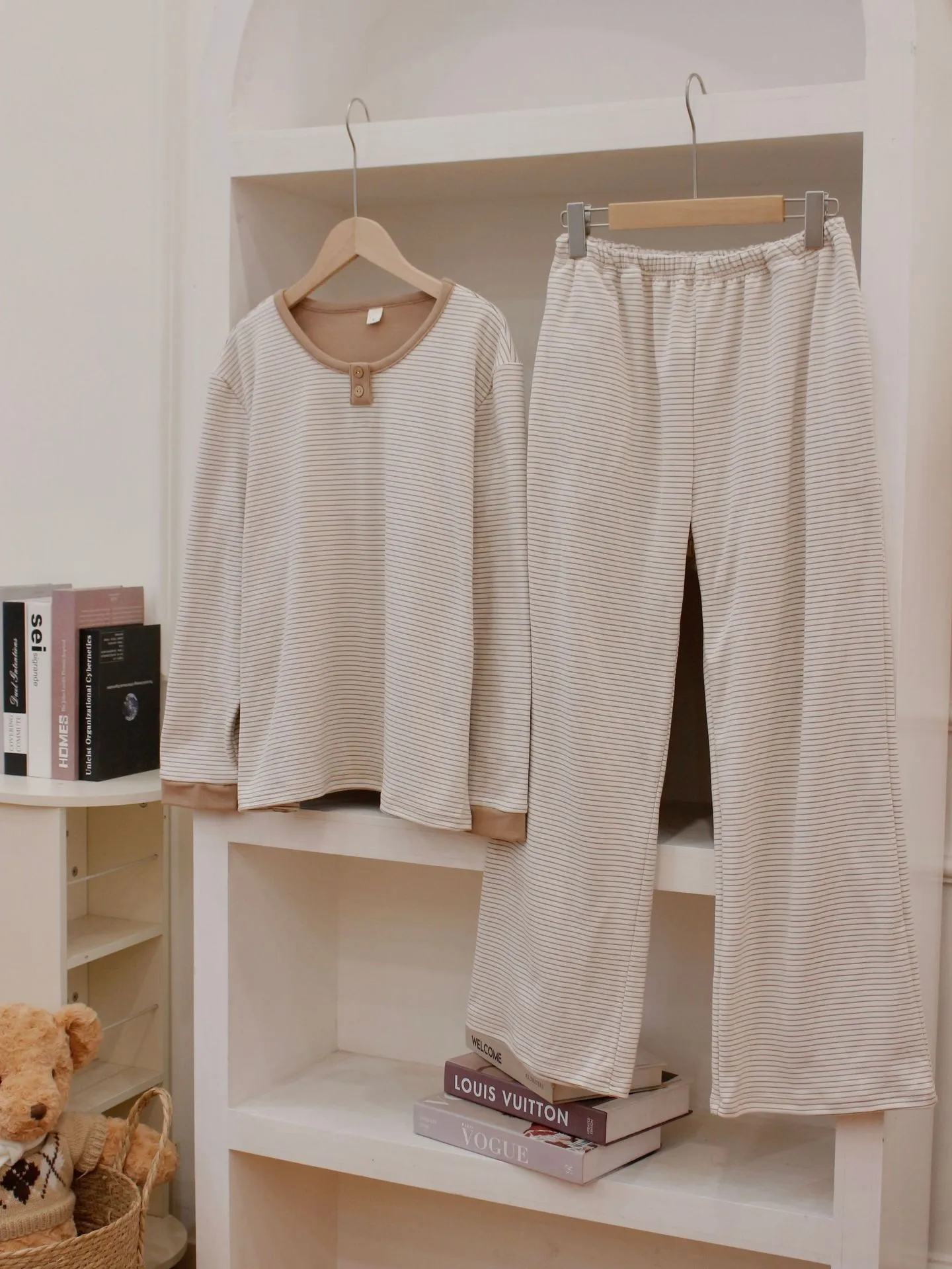 Round neck de velvet women's pajama suit with long-sleeved top and striped trousers in light blue