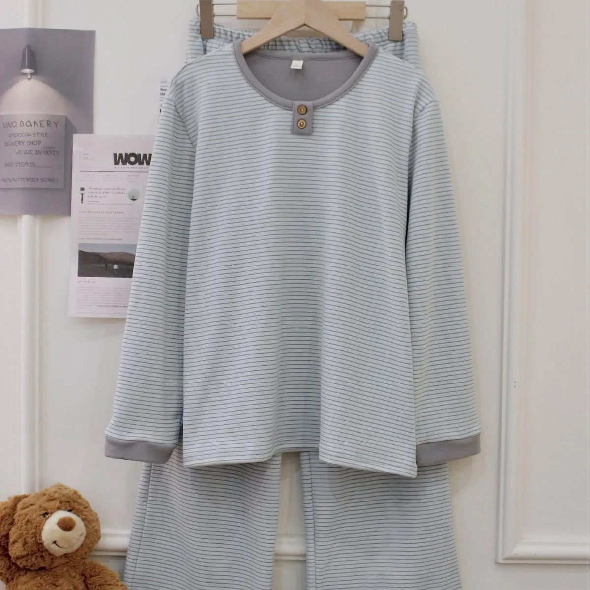 Round neck de velvet women's pajama suit with long-sleeved top and striped trousers in light blue
