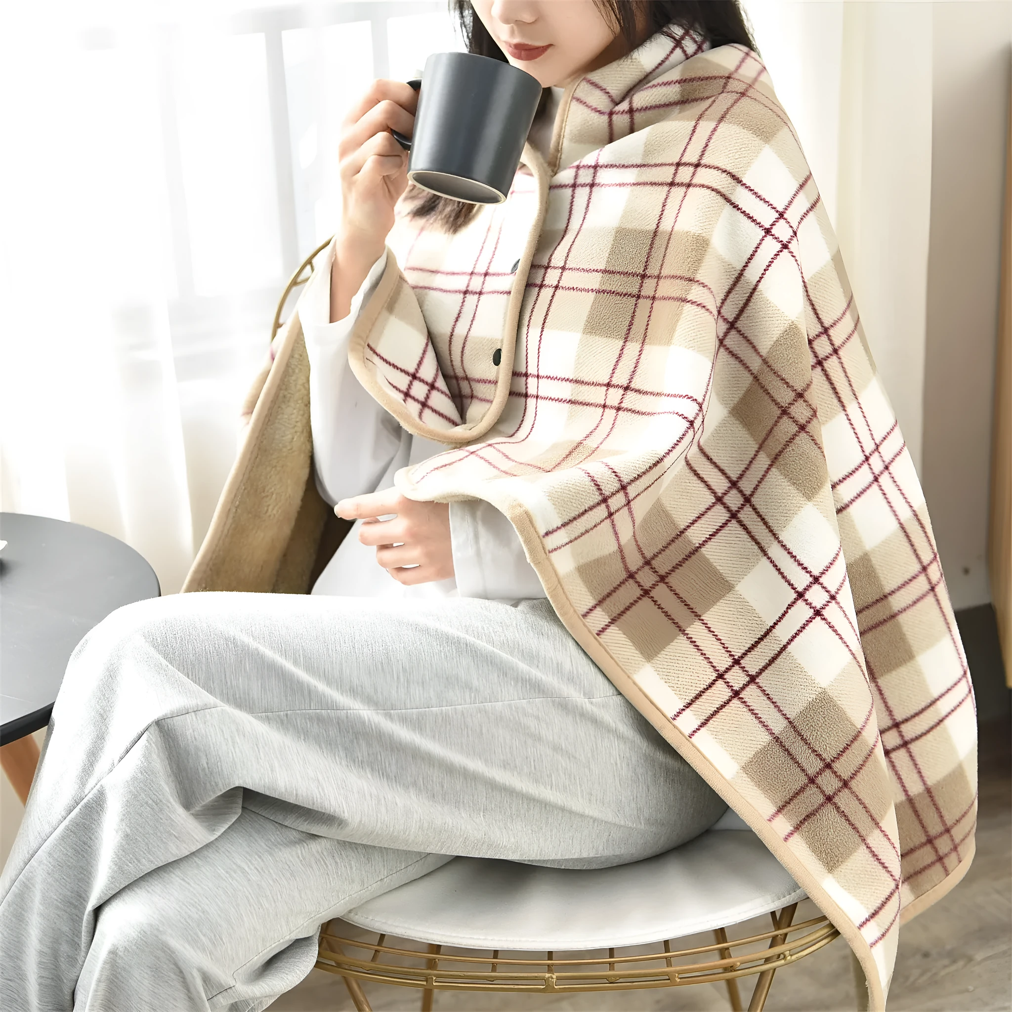 Japanese style polyester shawl blanket in stripe pattern, available in 80x130cm or 100x140cm, for office or winter nap use