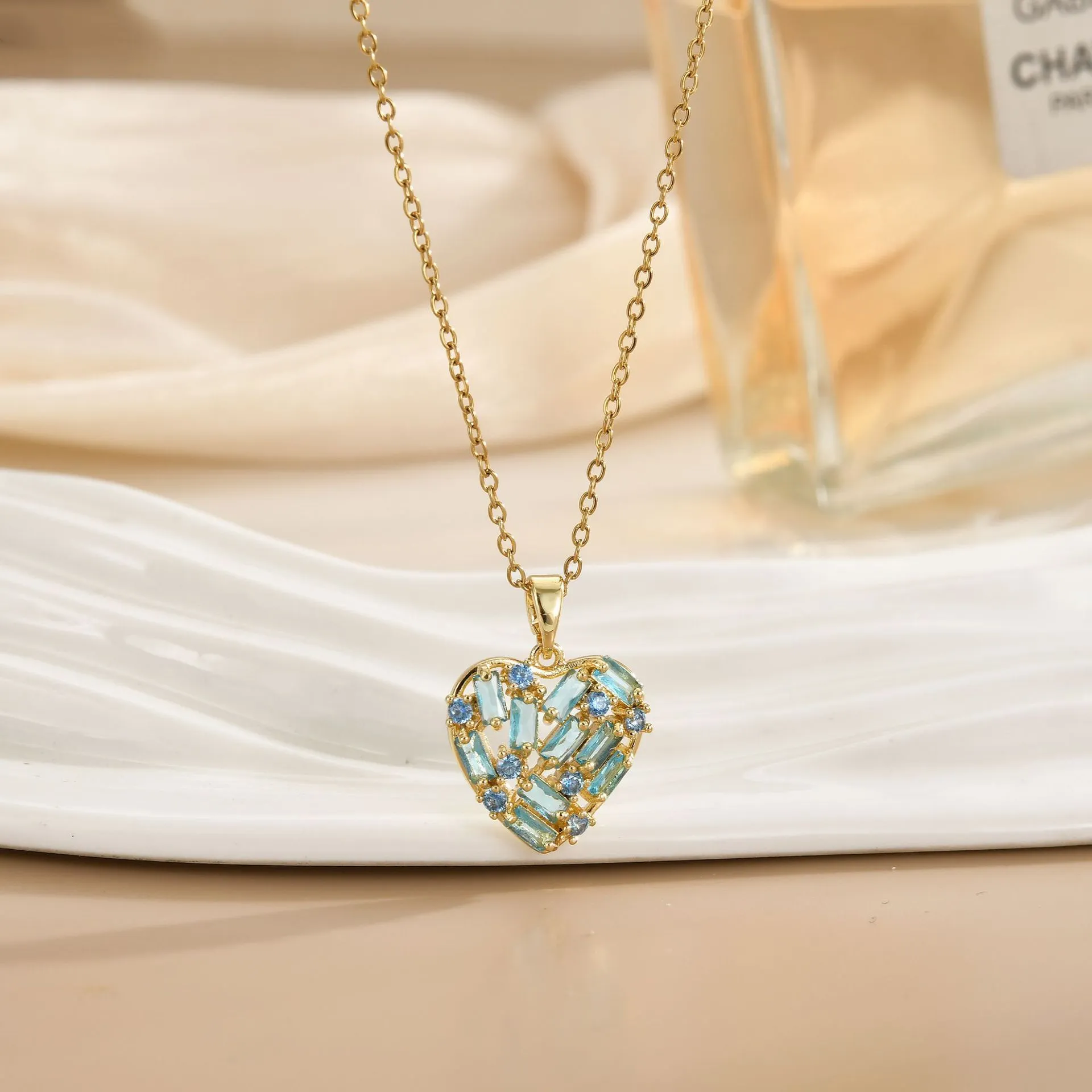 Women's copper zircon heart necklace with O-ring chain, gold blue colour, electroplated finish.