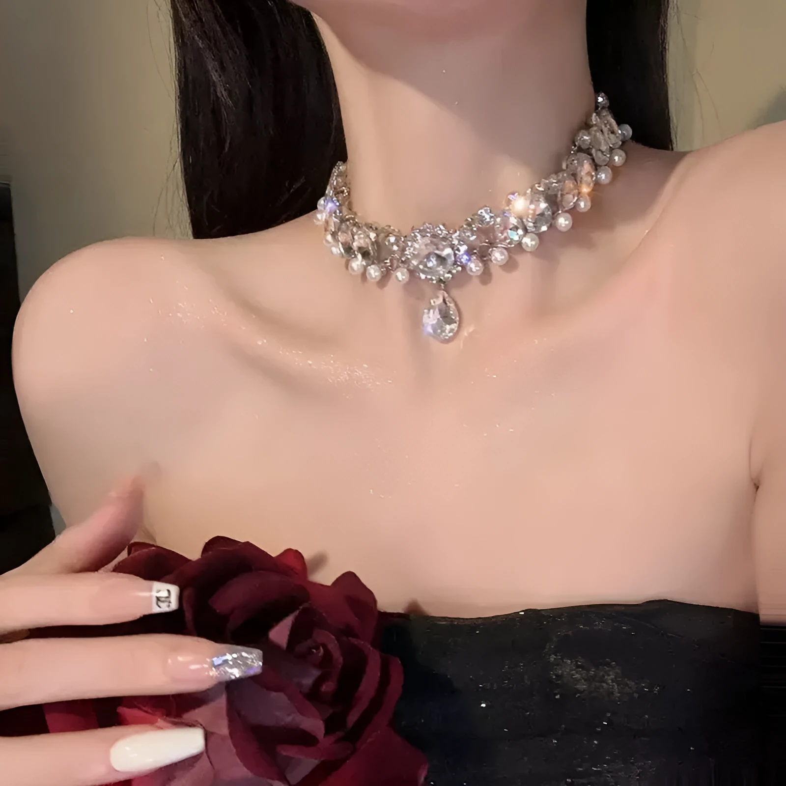 European and American exaggerated rhinestone pearl necklace in silver alloy with rhinestone inlay