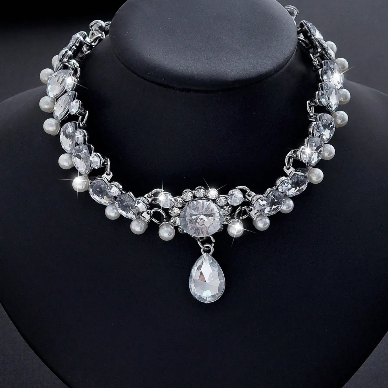 European and American exaggerated rhinestone pearl necklace in silver alloy with rhinestone inlay