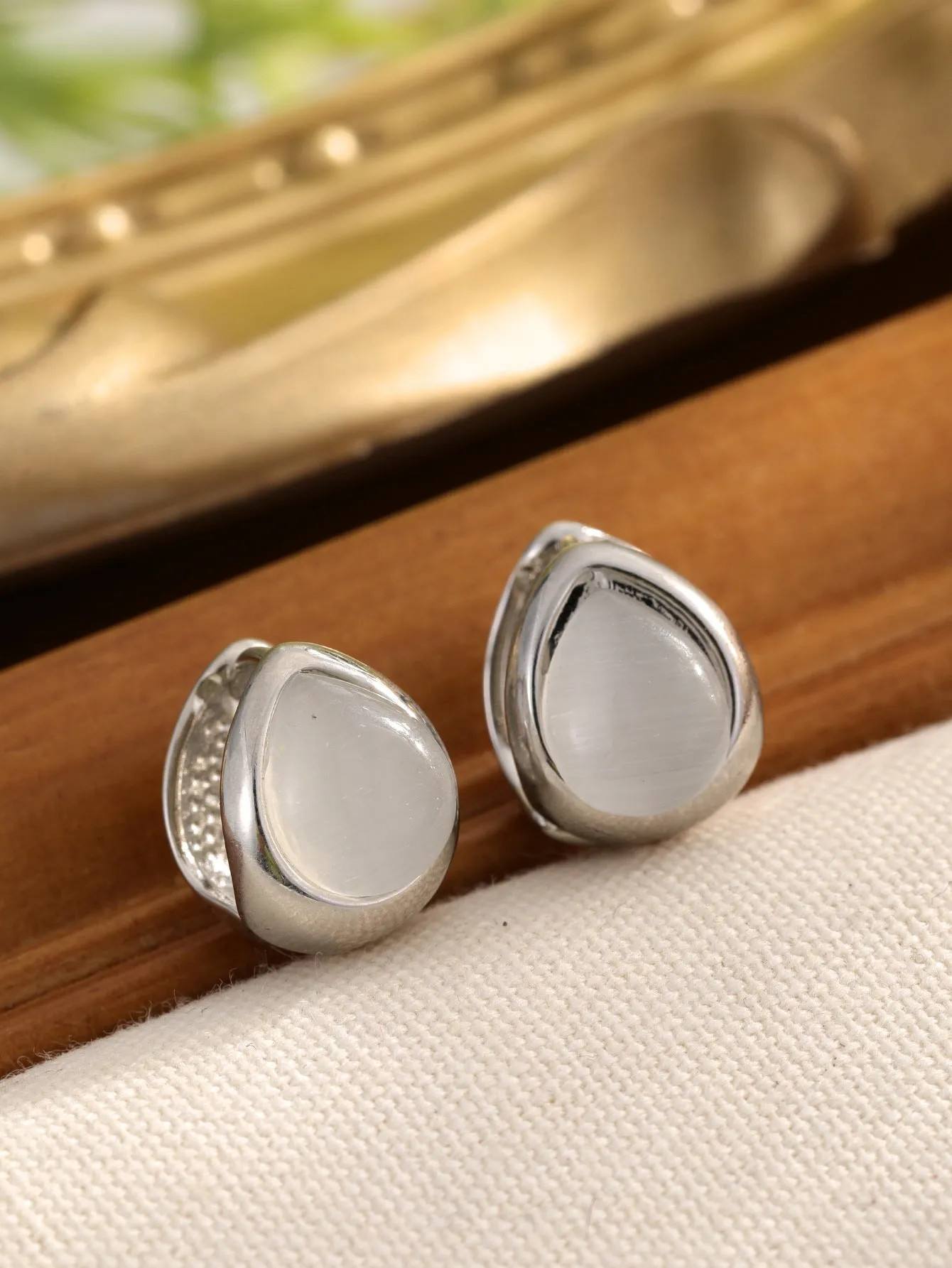 Cat's eye stone water drip ear buckles in gold and silver, retro luxury design for women