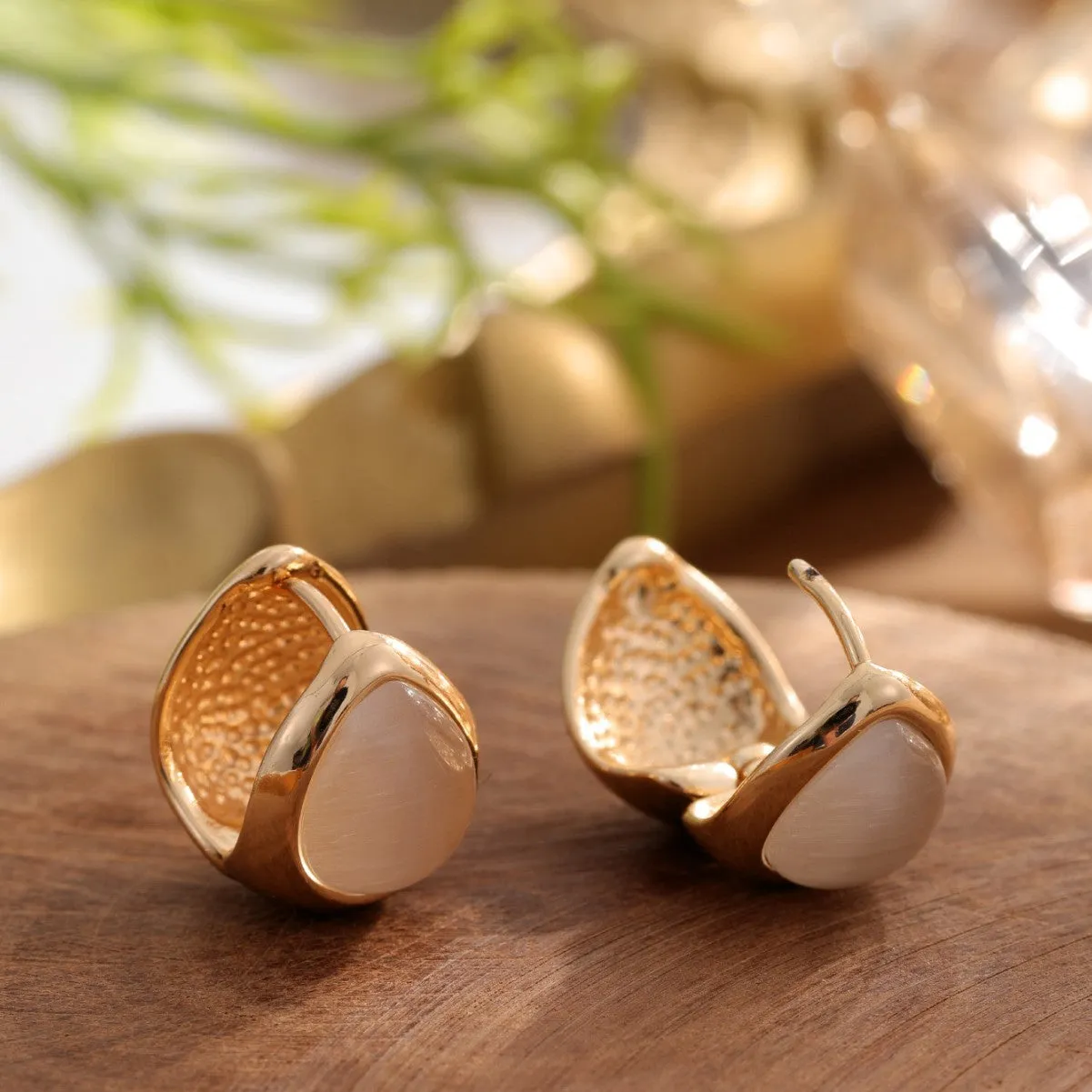 Cat's eye stone water drip ear buckles in gold and silver, retro luxury design for women