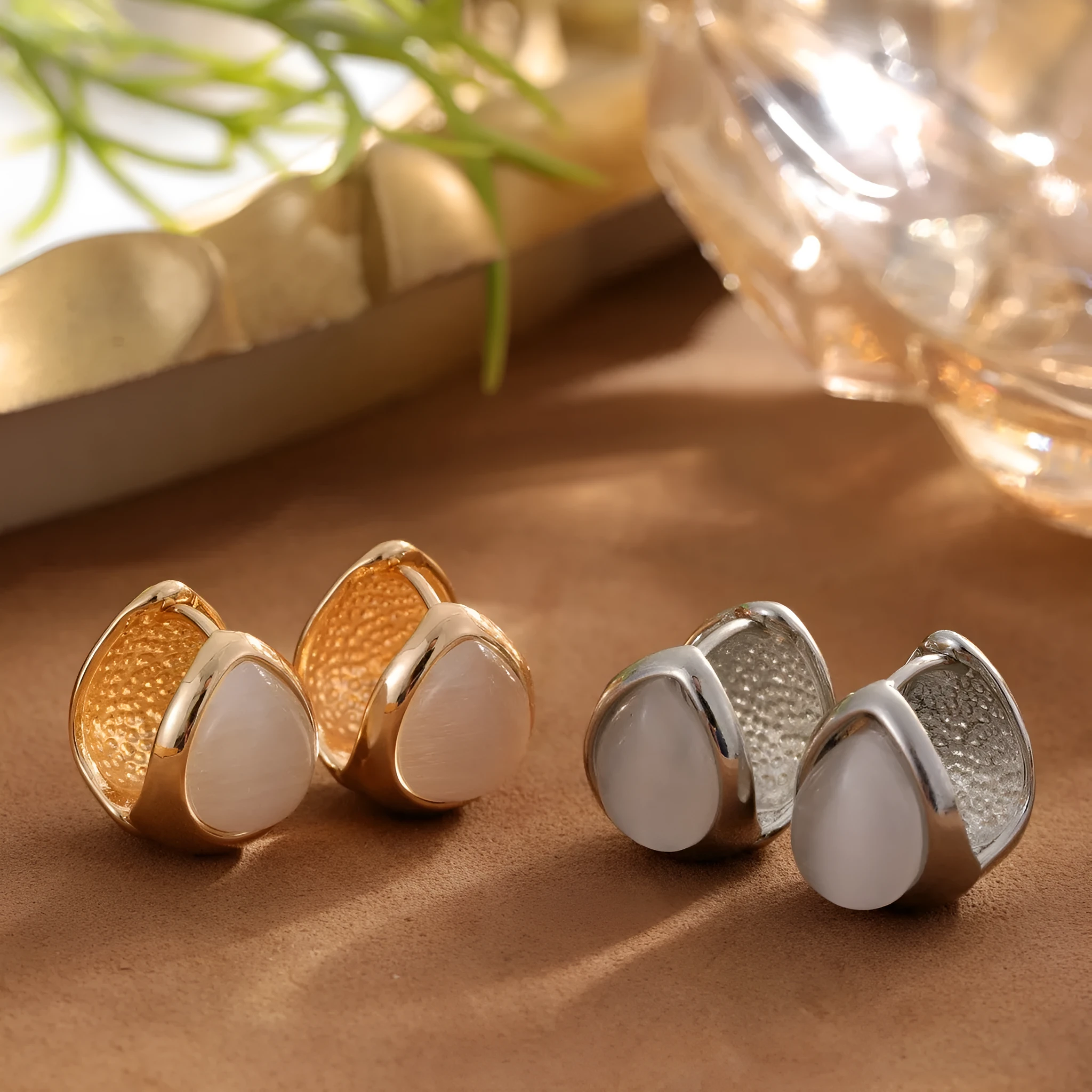 Cat's eye stone water drip ear buckles in gold and silver, retro luxury design for women