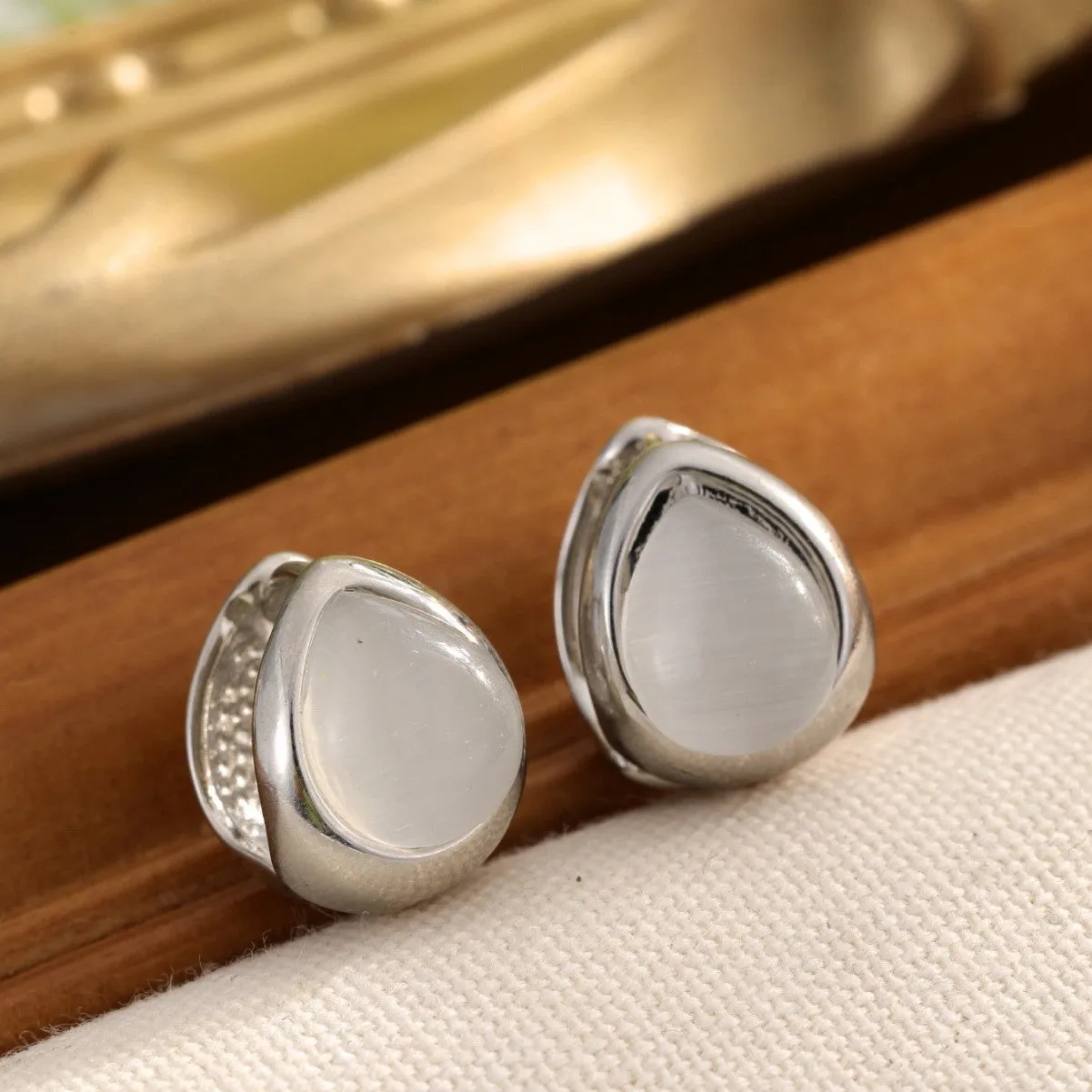 Cat's eye stone water drip ear buckles in gold and silver, retro luxury design for women