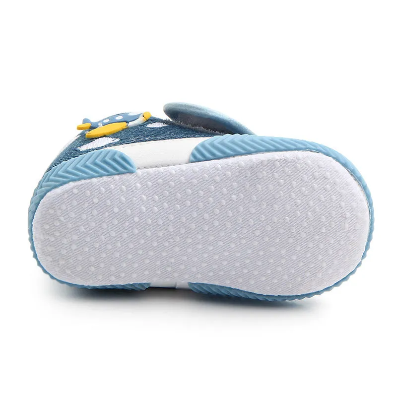 Blue baby walking shoes for boys with cartoon pattern on canvas upper