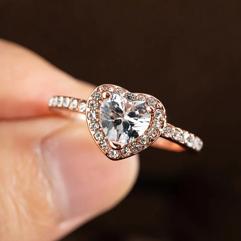 Heart-shaped crystal wedding ring with white copper construction in rose gold or silvery finish