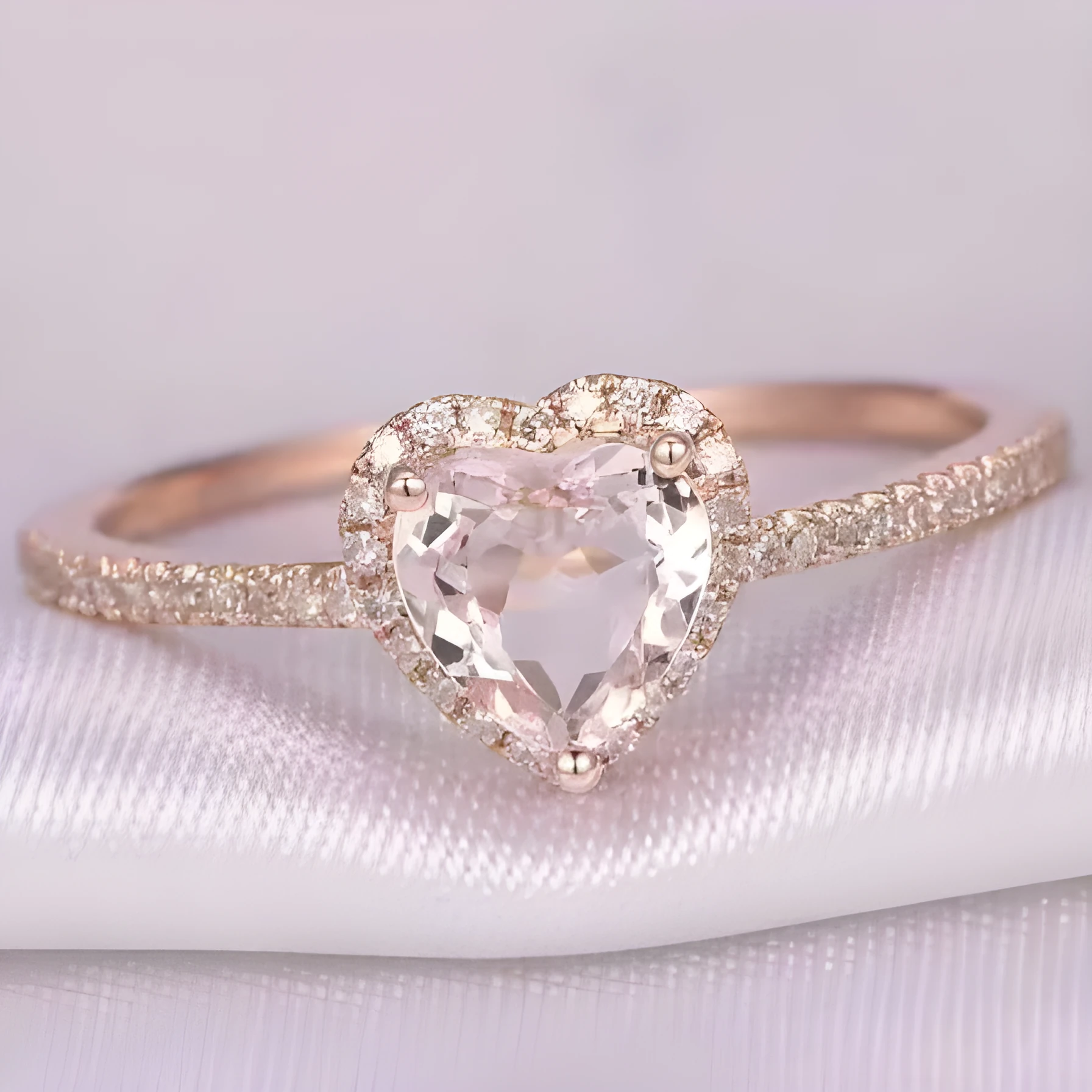 Heart-shaped crystal wedding ring with white copper construction in rose gold or silvery finish