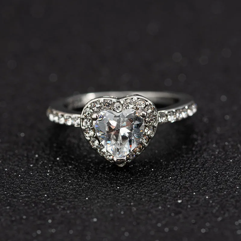 Heart-shaped crystal wedding ring with white copper construction in rose gold or silvery finish