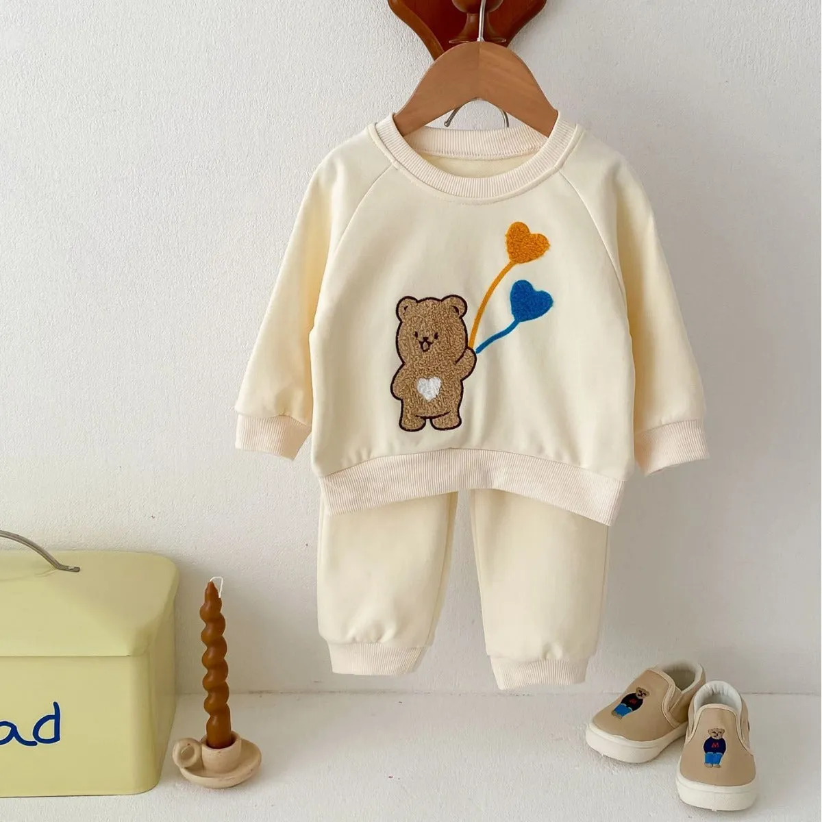 Baby suit in light beige with cute bear ball pattern, long-sleeved sweater and matching trousers, cotton fabric