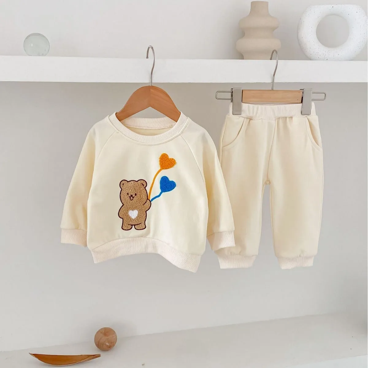 Baby suit in light beige with cute bear ball pattern, long-sleeved sweater and matching trousers, cotton fabric