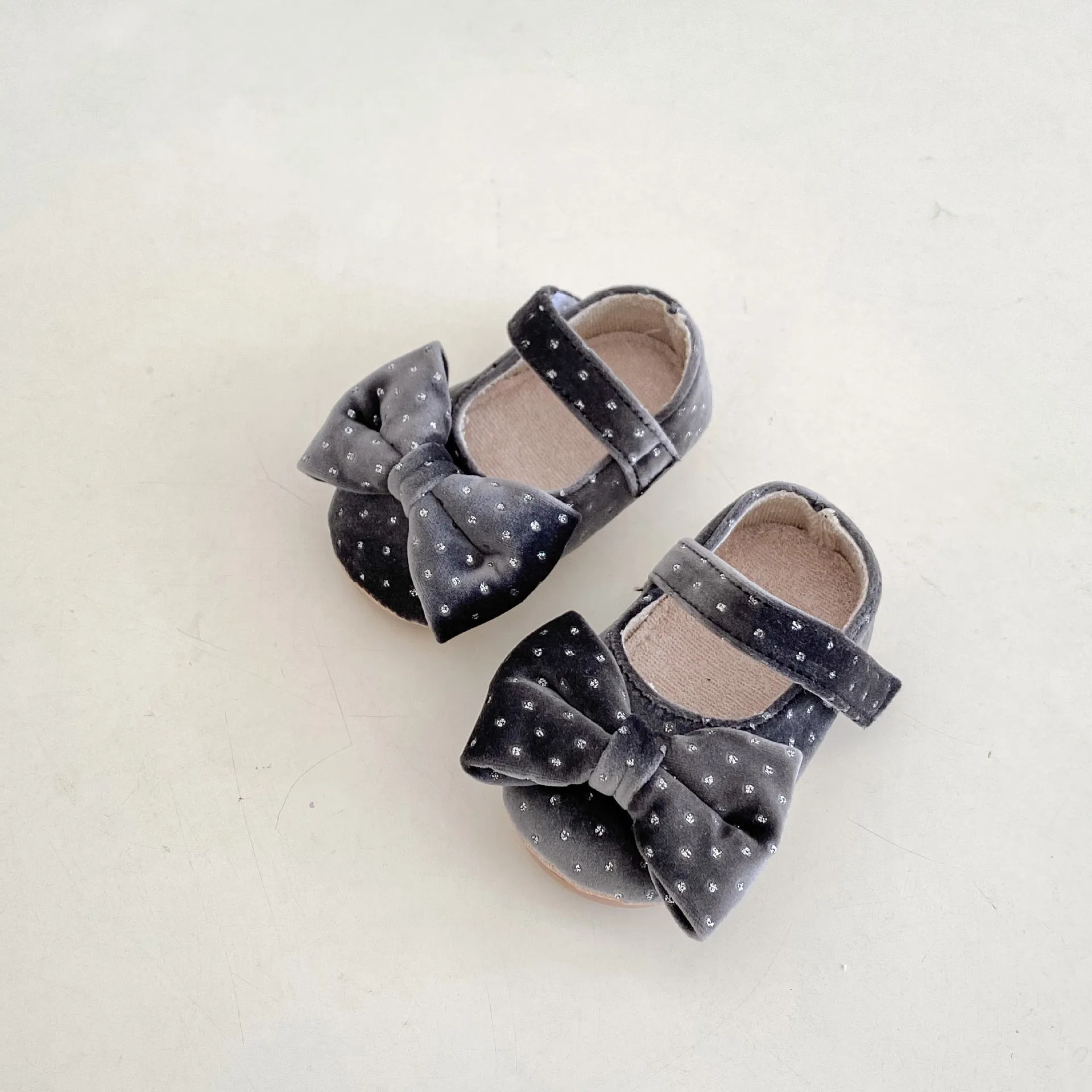 Baby girl toddler shoes with big bow and dots pattern rubber sole low top in black size M