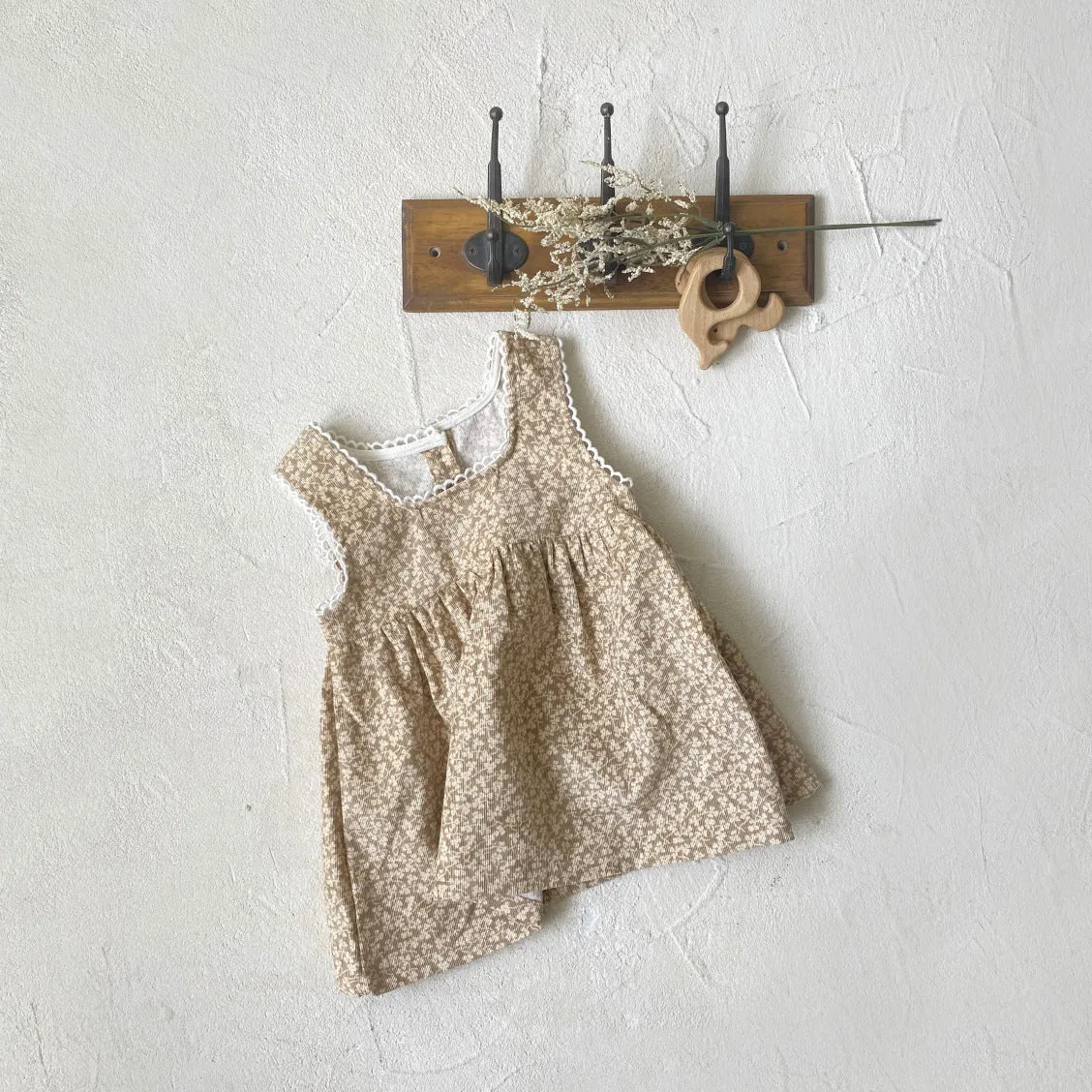 Girls' three-dimensional lace vintage floral vest dress in gray apricot polyester fiber, suitable for heights 73-100cm