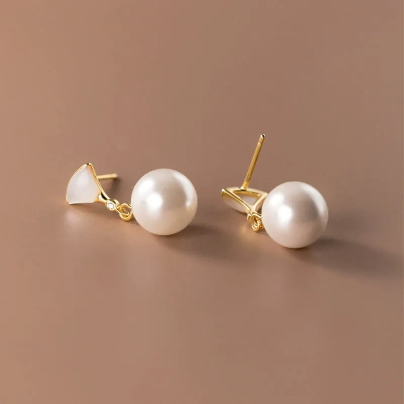 Gold fan-shaped shell pearl earrings in 925 silver with geometric ancient style design for women.
