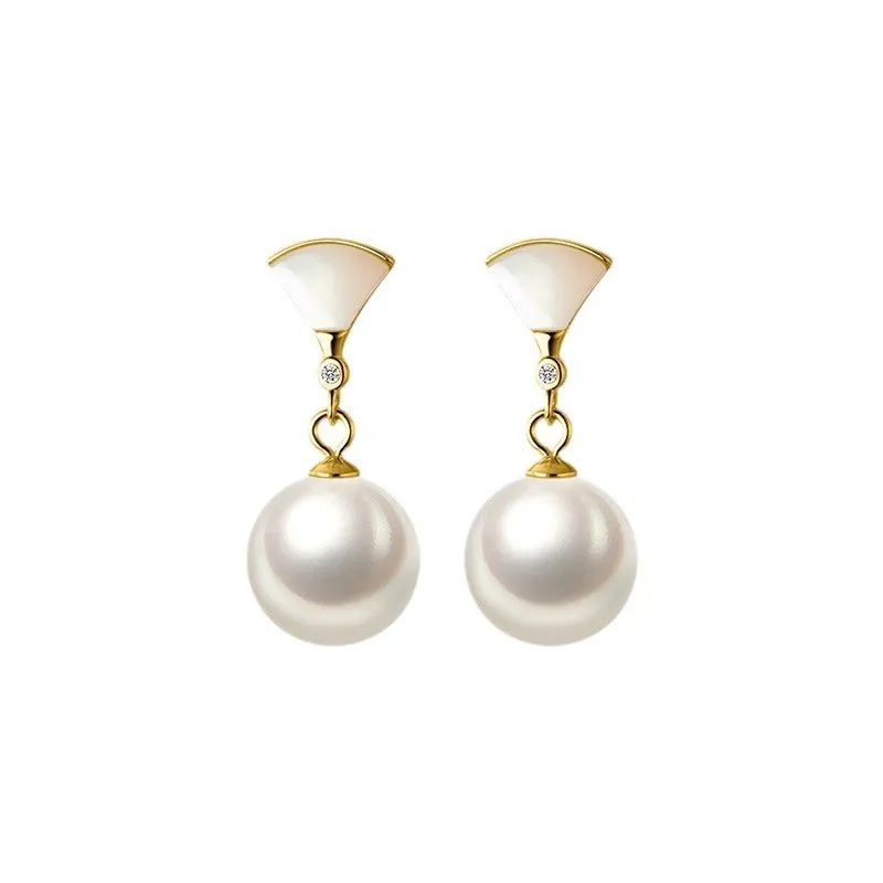 Gold fan-shaped shell pearl earrings in 925 silver with geometric ancient style design for women.