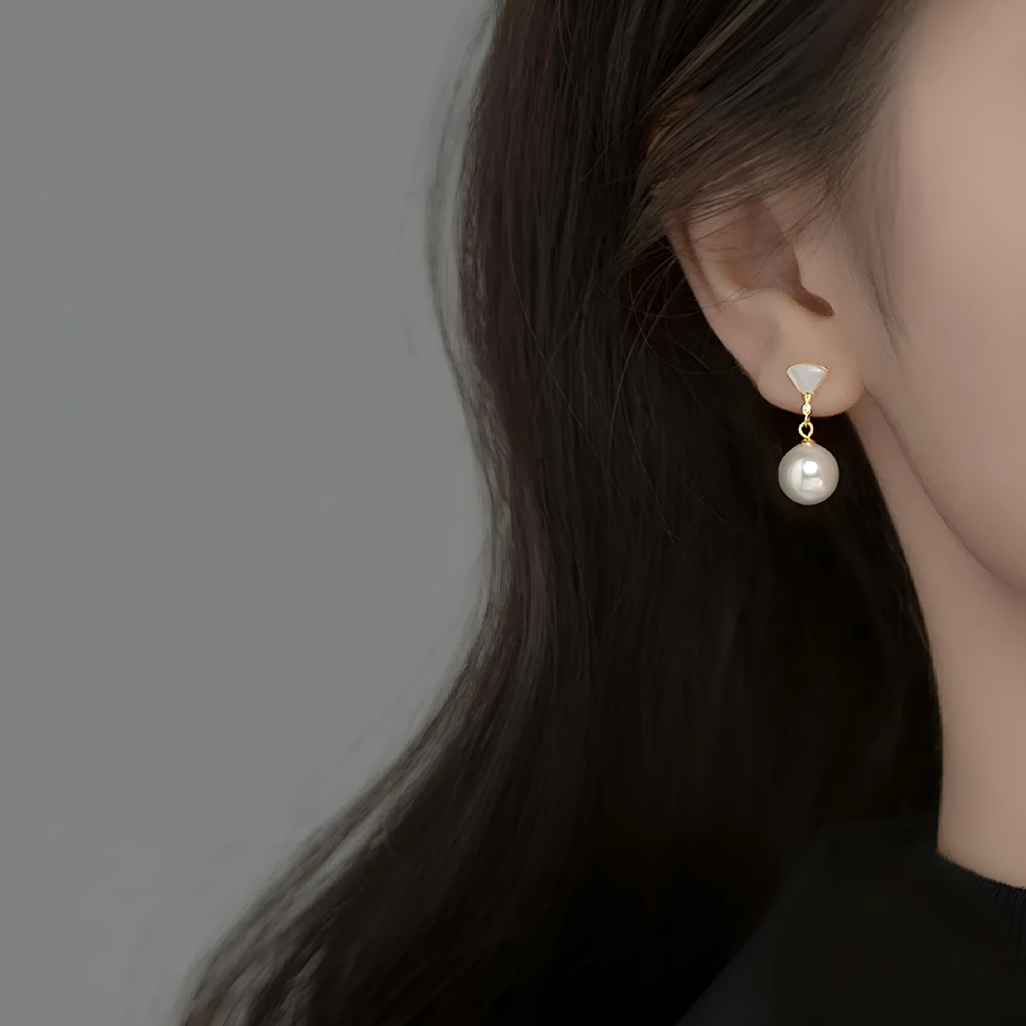 Gold fan-shaped shell pearl earrings in 925 silver with geometric ancient style design for women.
