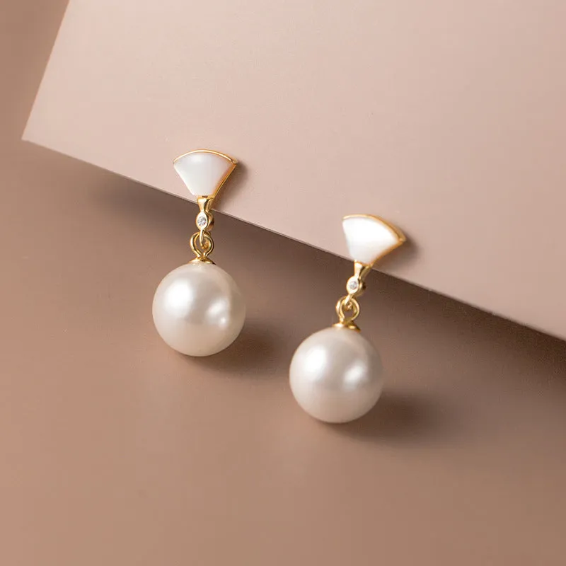 Gold fan-shaped shell pearl earrings in 925 silver with geometric ancient style design for women.