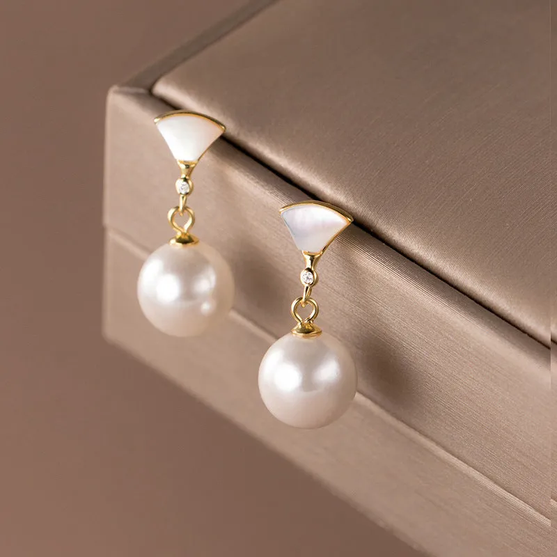 Gold fan-shaped shell pearl earrings in 925 silver with geometric ancient style design for women.