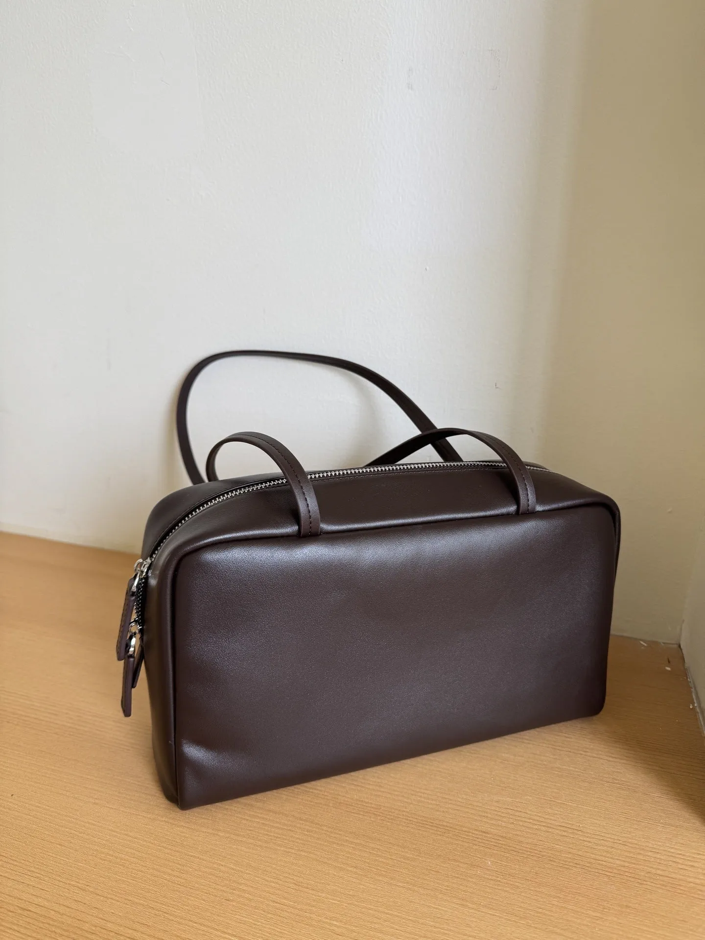 Genuine leather handbag in black, large capacity cowhide shoulder bag with top grain finish