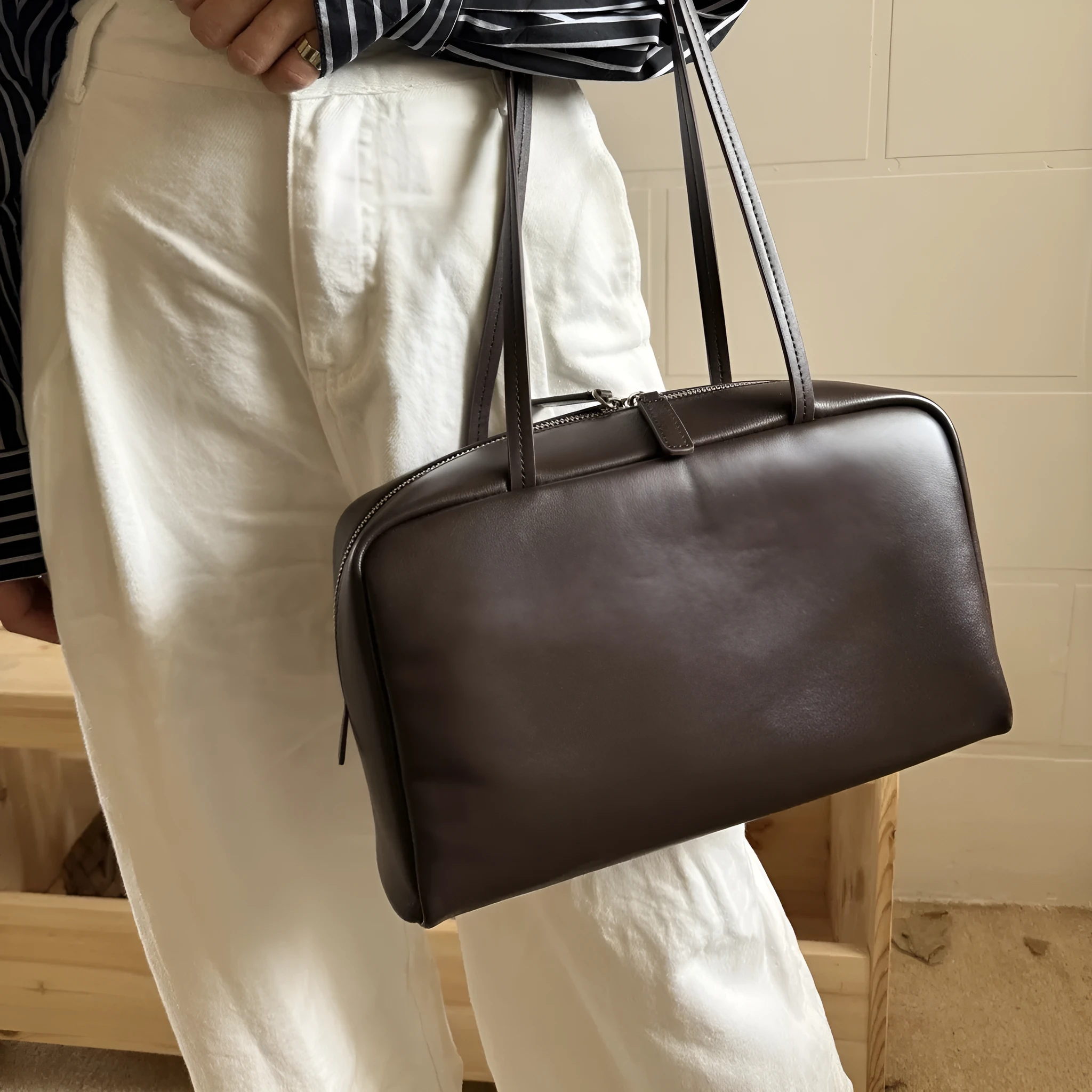 Genuine leather handbag in black, large capacity cowhide shoulder bag with top grain finish