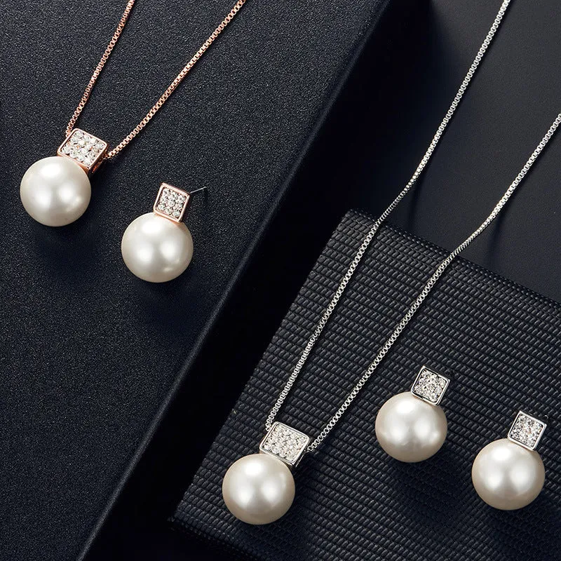 Versatile jewellery set with necklace and earrings featuring rhinestone cube pendants in rose gold finish