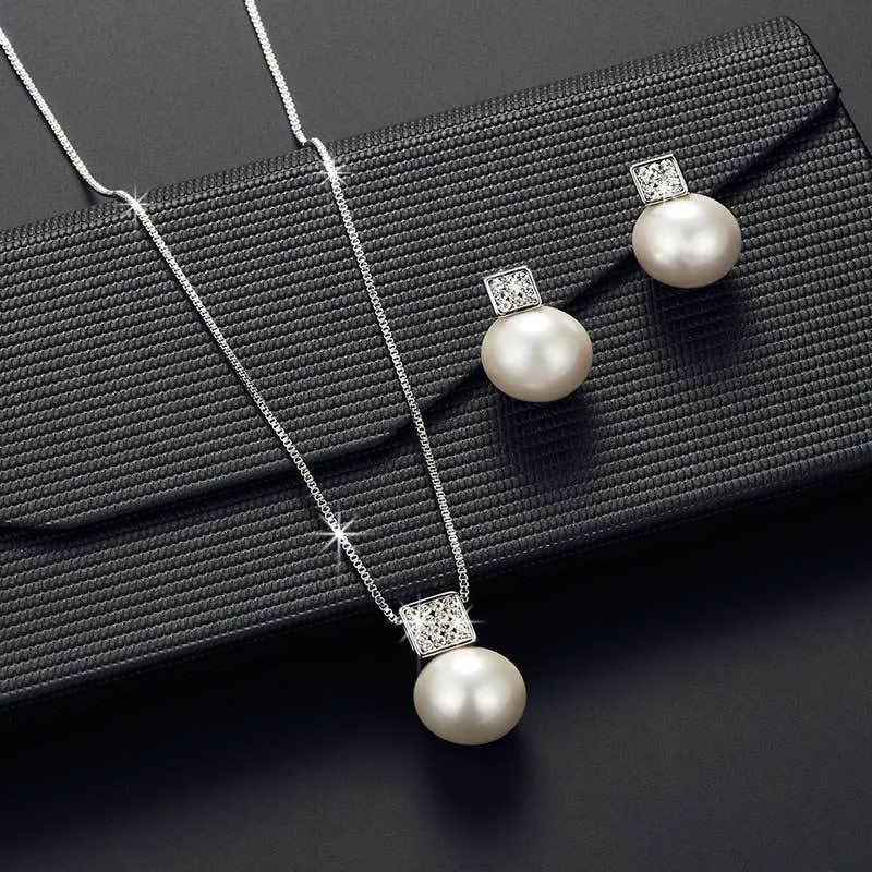 Versatile jewellery set with necklace and earrings featuring rhinestone cube pendants in rose gold finish