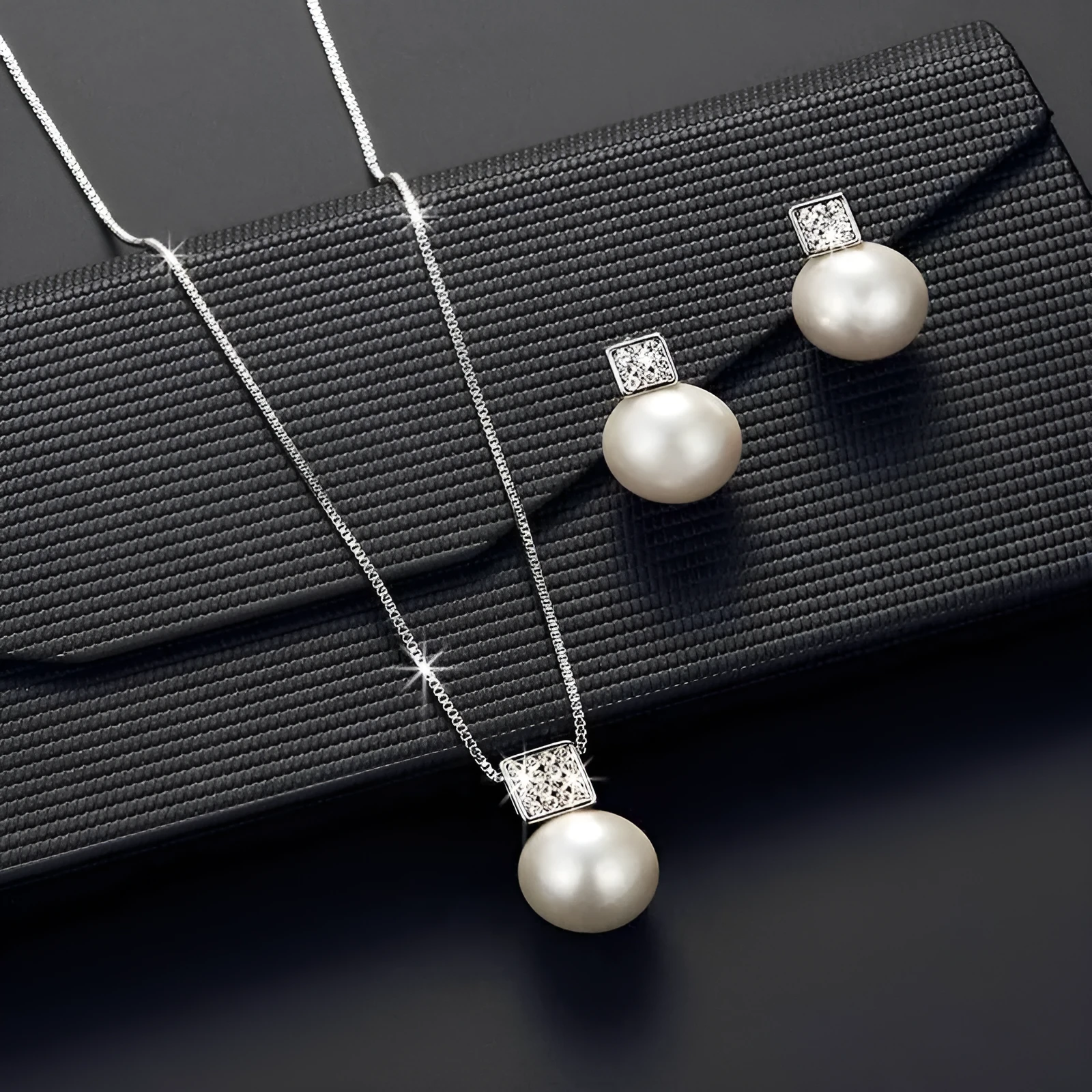 Versatile jewellery set with necklace and earrings featuring rhinestone cube pendants in rose gold finish