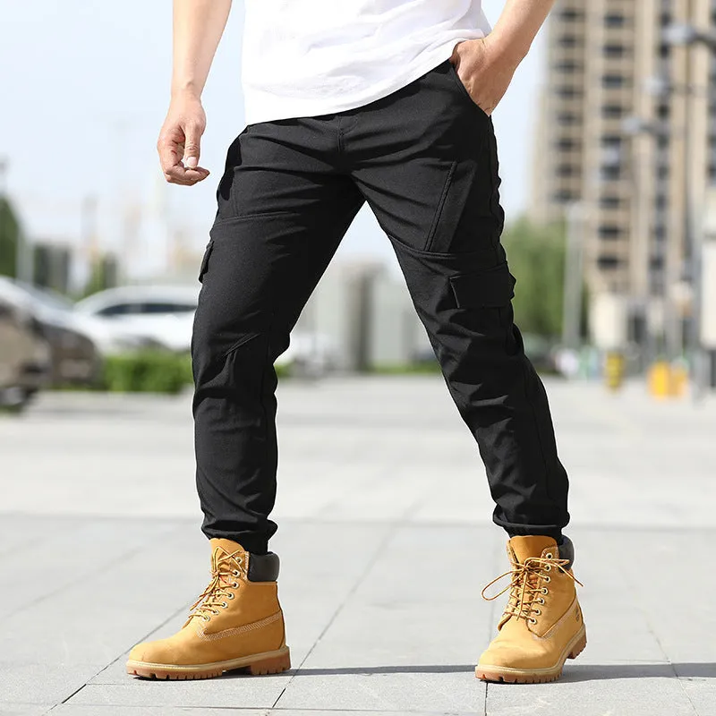 Men's multi-pocket cargo pants in straight fit, low waist, available in khaki colour, synthetic fibre blend