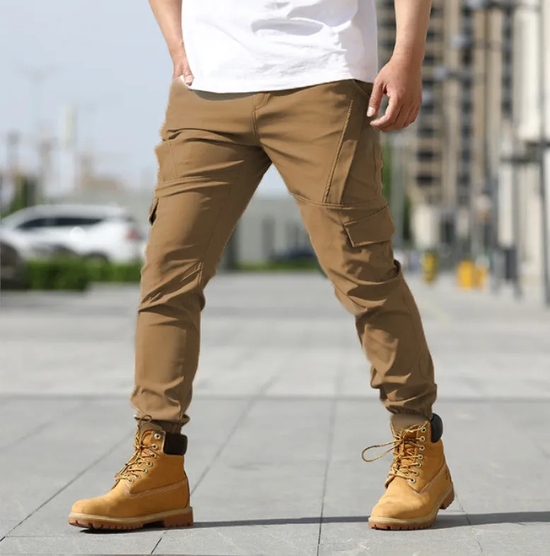 Men's multi-pocket cargo pants in straight fit, low waist, available in khaki colour, synthetic fibre blend