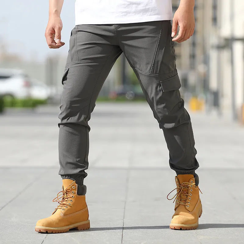 Men's multi-pocket cargo pants in straight fit, low waist, available in khaki colour, synthetic fibre blend