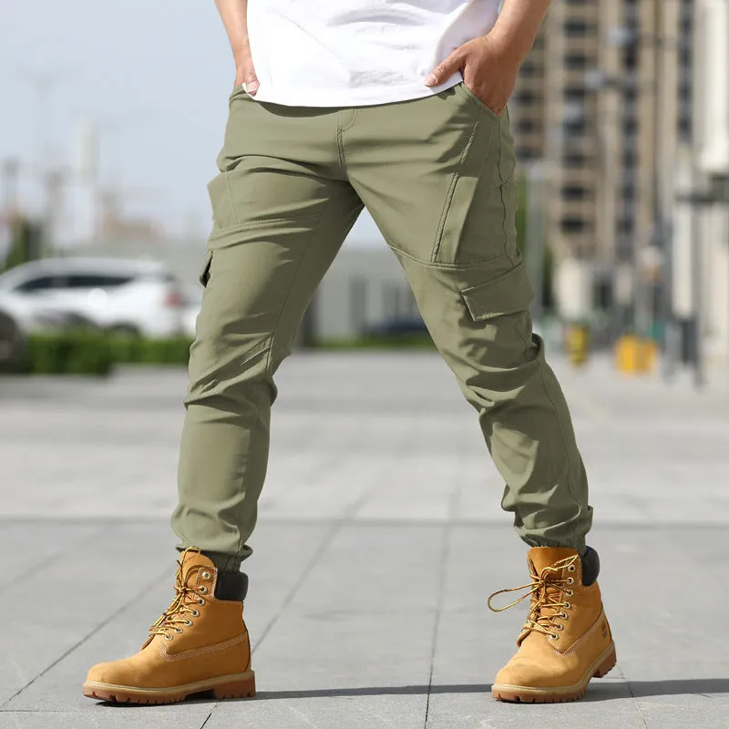 Men's multi-pocket cargo pants in straight fit, low waist, available in khaki colour, synthetic fibre blend