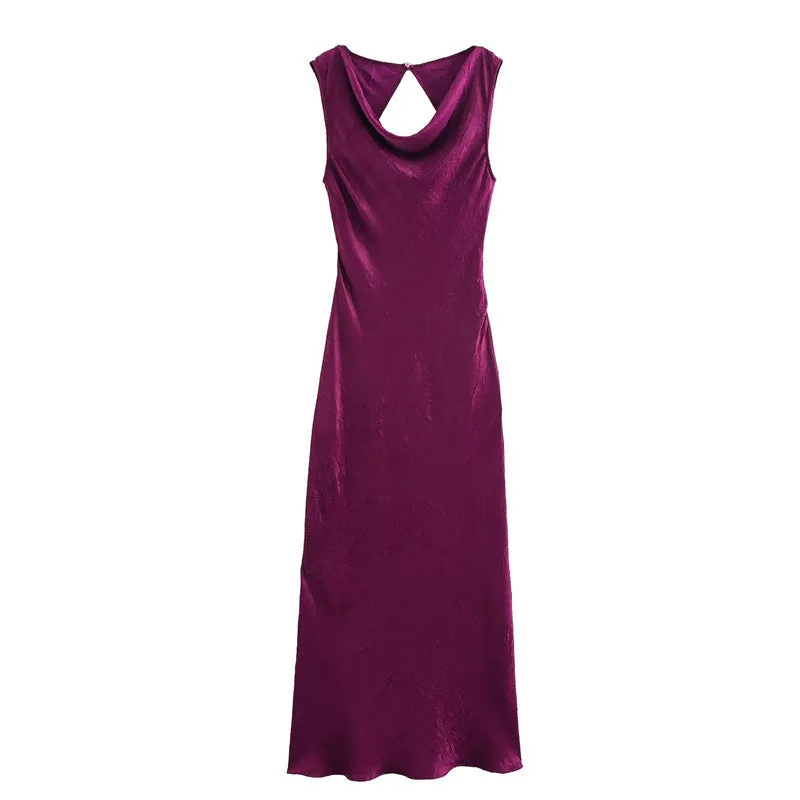Sleeveless V-neck long dress in solid maroon colour with lace-up waist-tucking detail