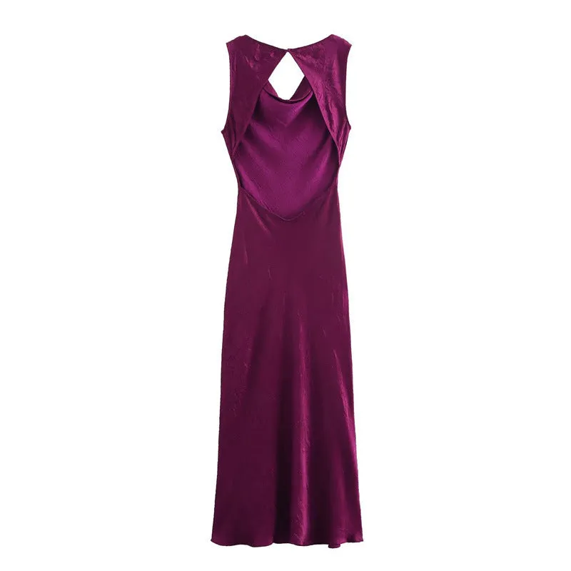 Sleeveless V-neck long dress in solid maroon colour with lace-up waist-tucking detail