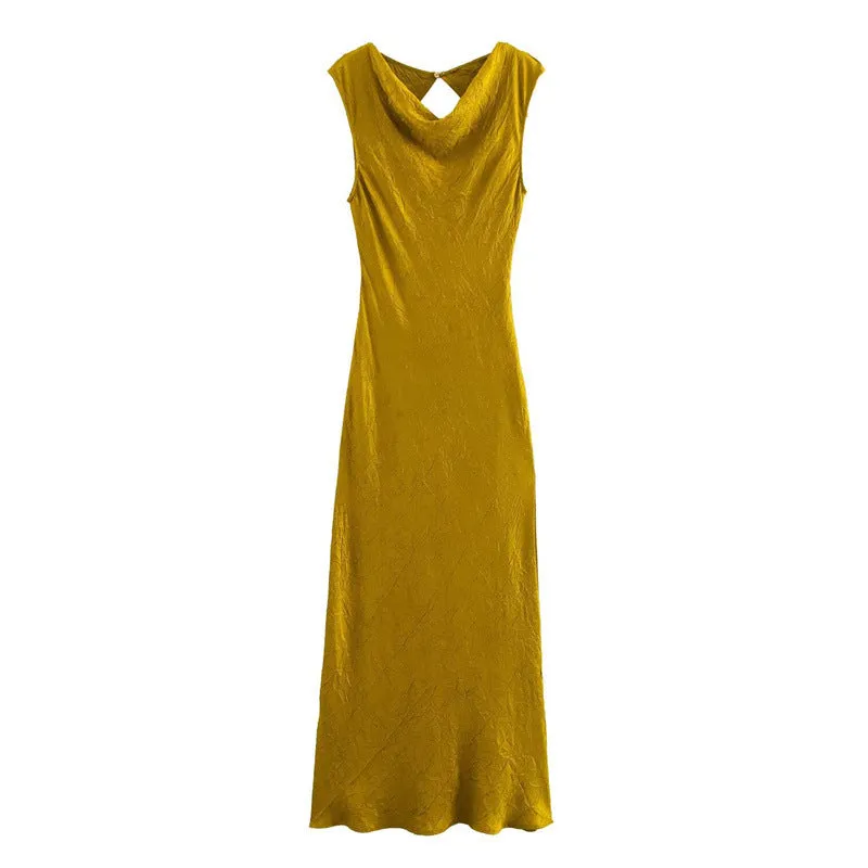 Sleeveless V-neck long dress in solid maroon colour with lace-up waist-tucking detail