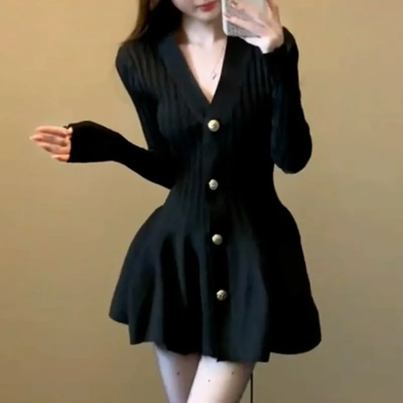Slim-fit V-neck floral metal button wrap dress with bubble skirt in black polyester