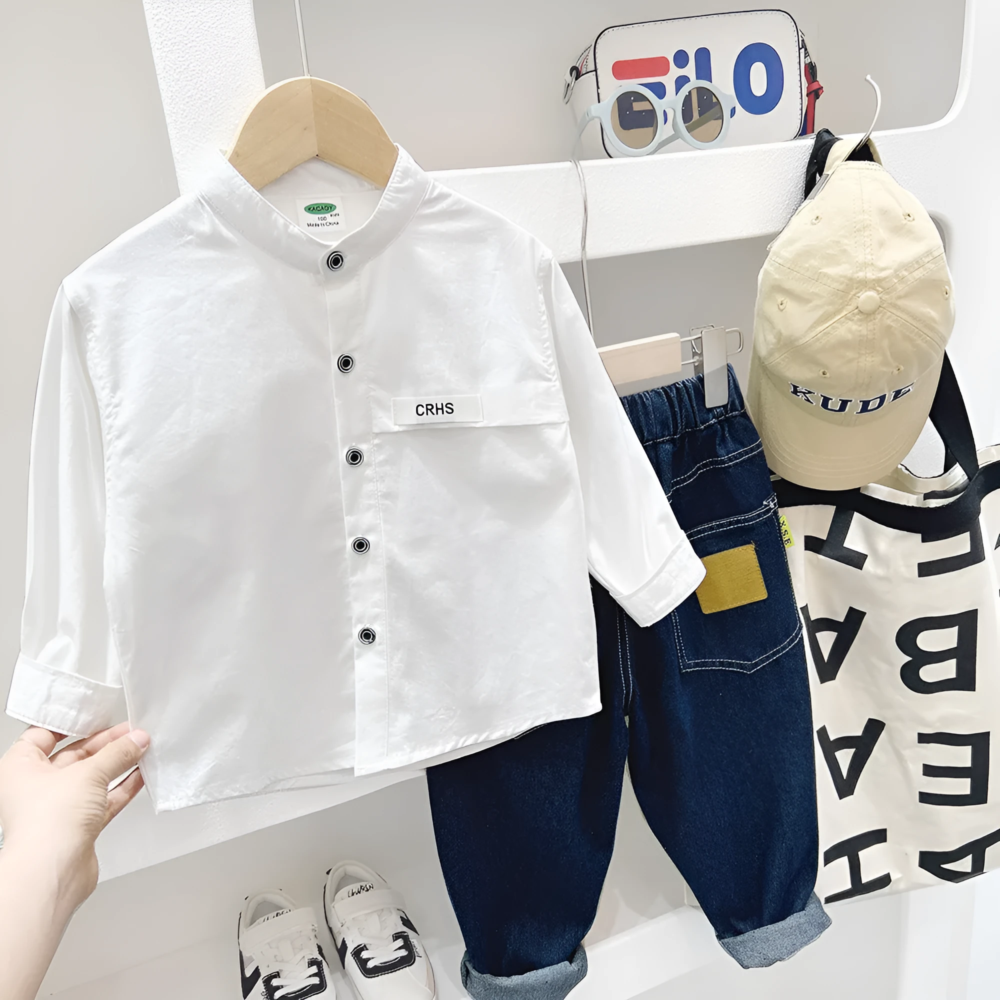 Boys casual solid colour long-sleeved cotton shirt in green, side view