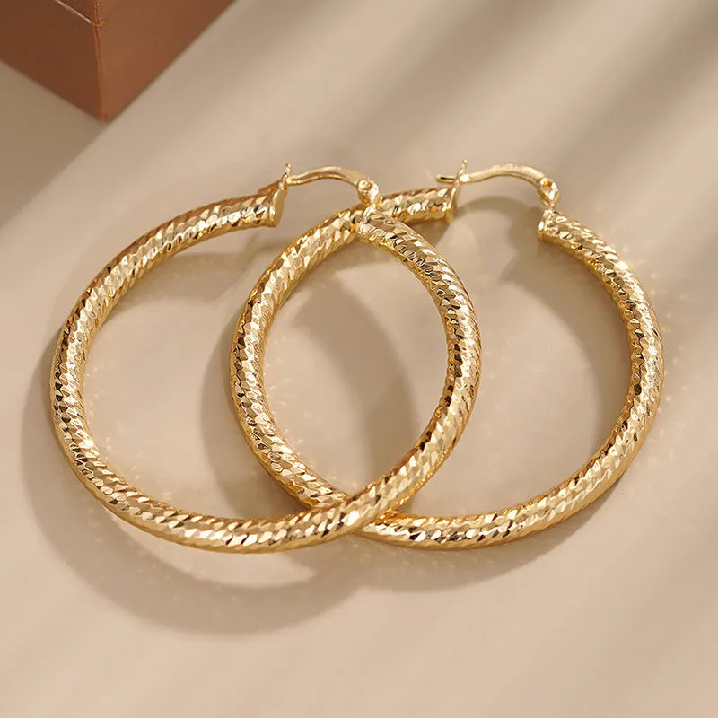 Geometric ring design ear clips for women in metallic colours with clip-on backs