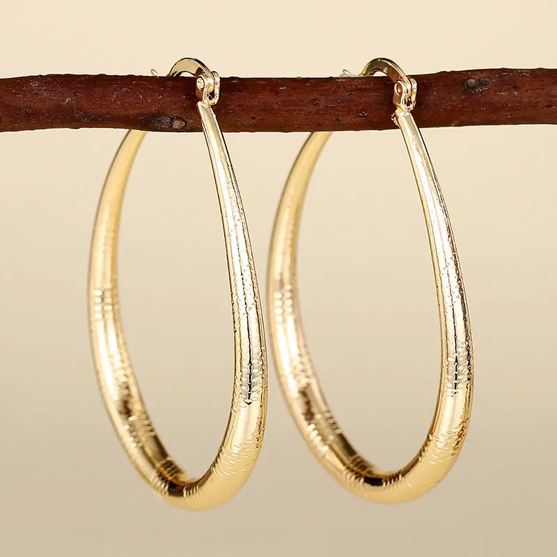 Geometric ring design ear clips for women in metallic colours with clip-on backs