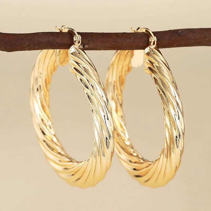 Geometric ring design ear clips for women in metallic colours with clip-on backs