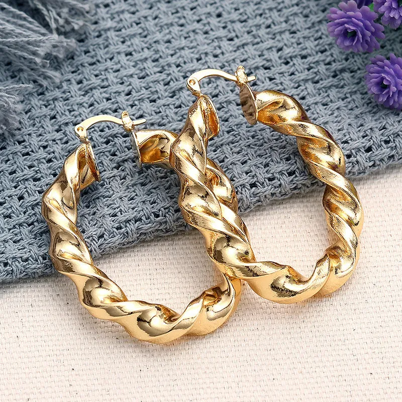 Geometric ring design ear clips for women in metallic colours with clip-on backs