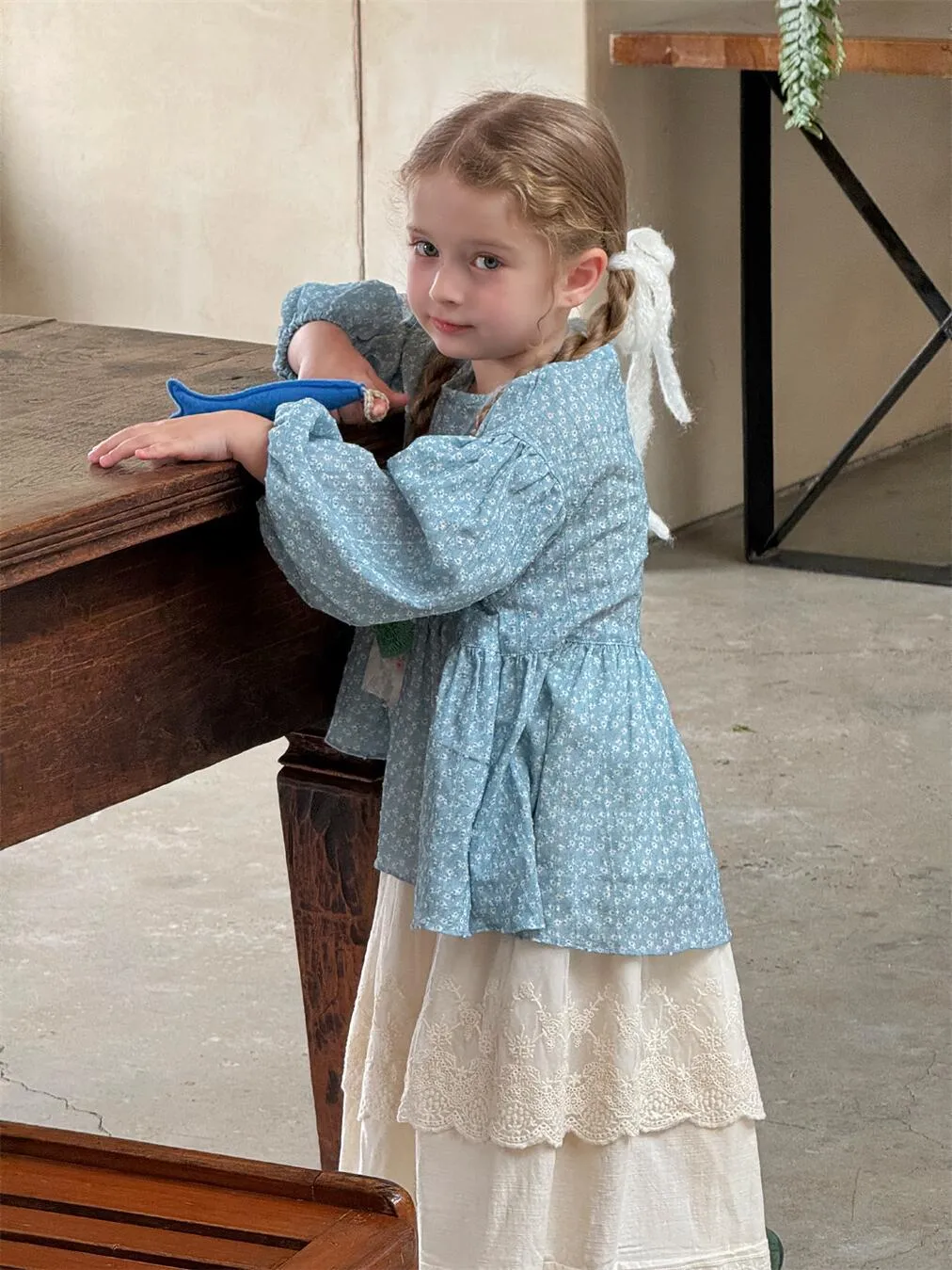 Blue cotton flower print doll shirt for girls round neck long sleeve Korean-style top