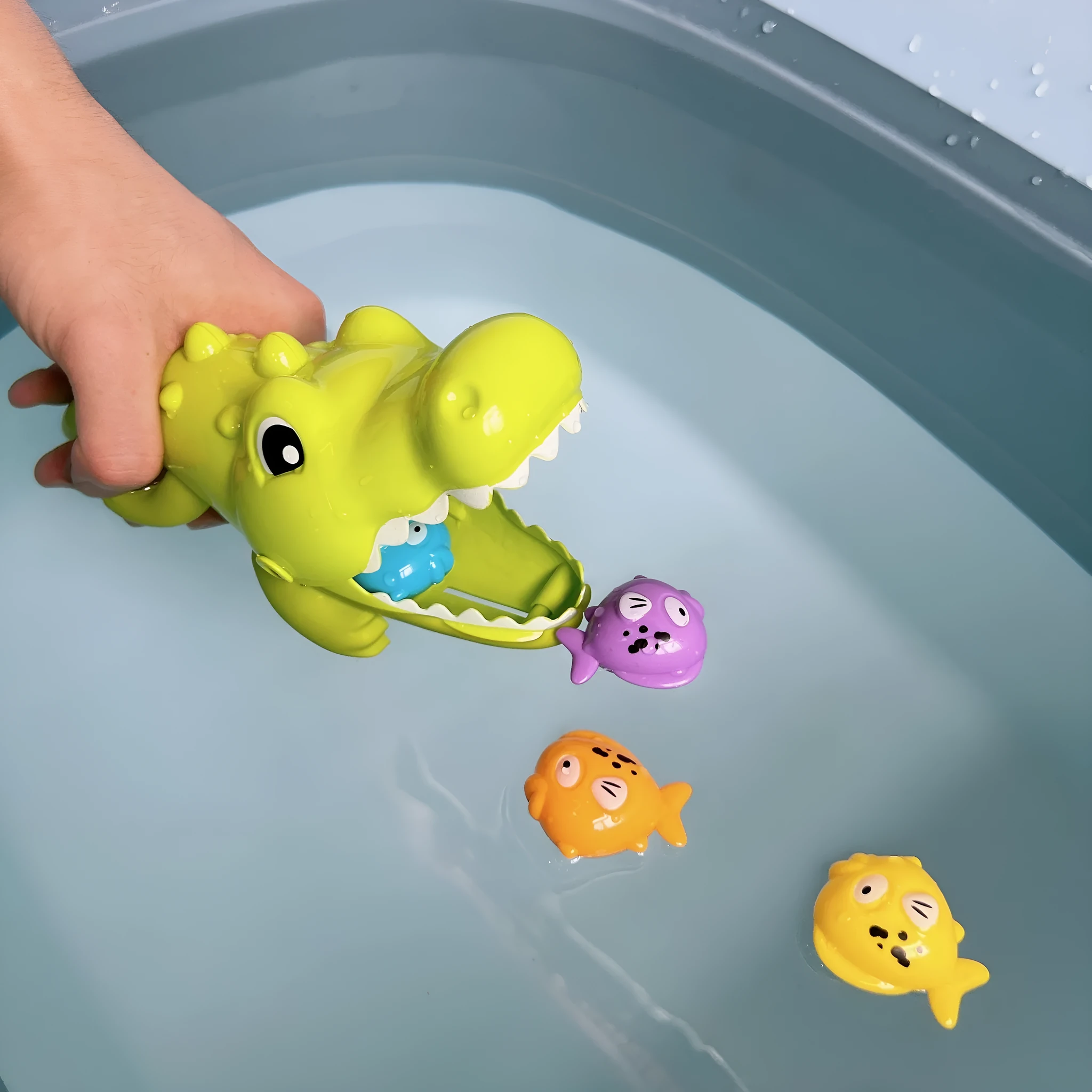 Green ABS plastic crocodile eating small fish bath toy set with four small fish