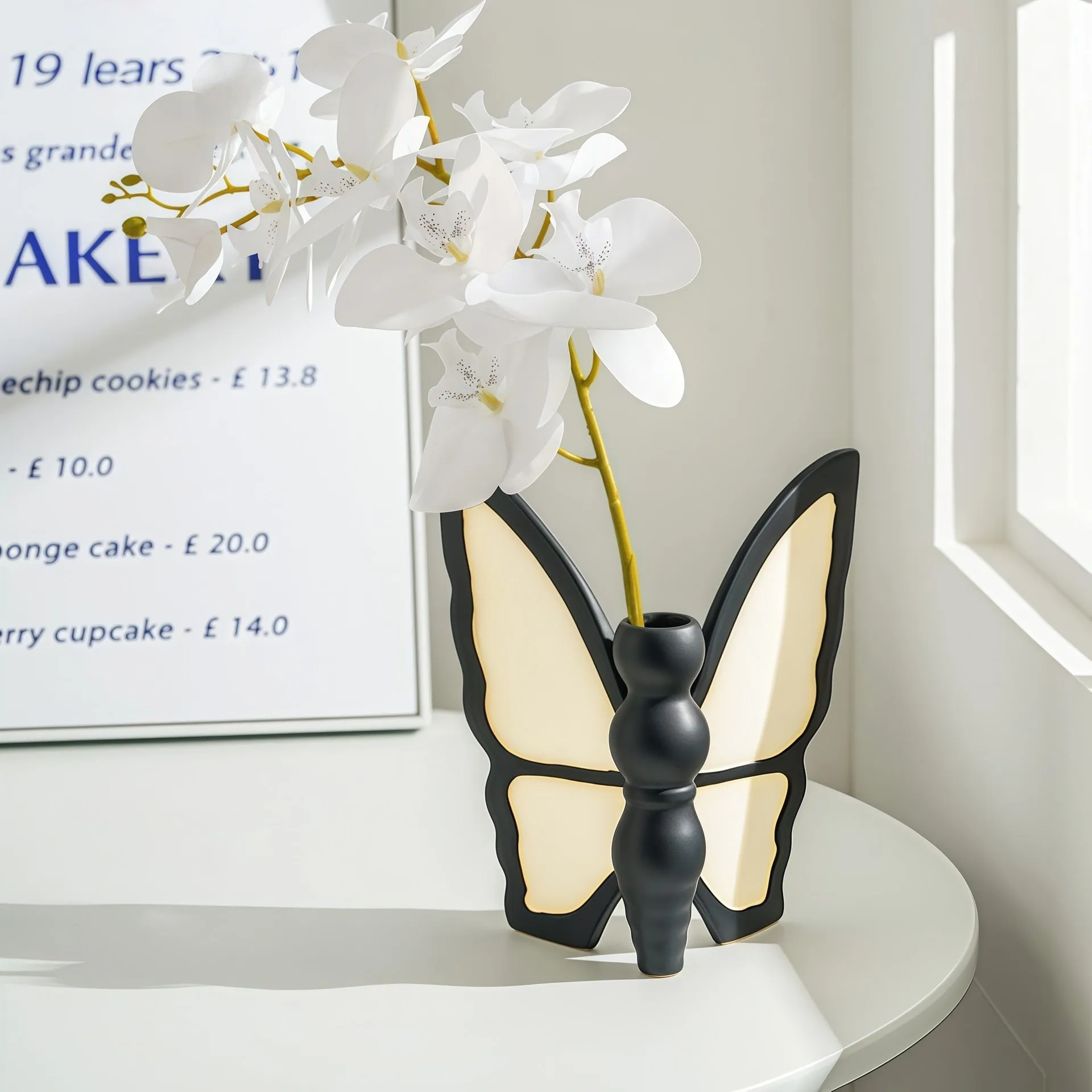 Ceramic butterfly vase and matching tissue box set with light luxury design for living rooms