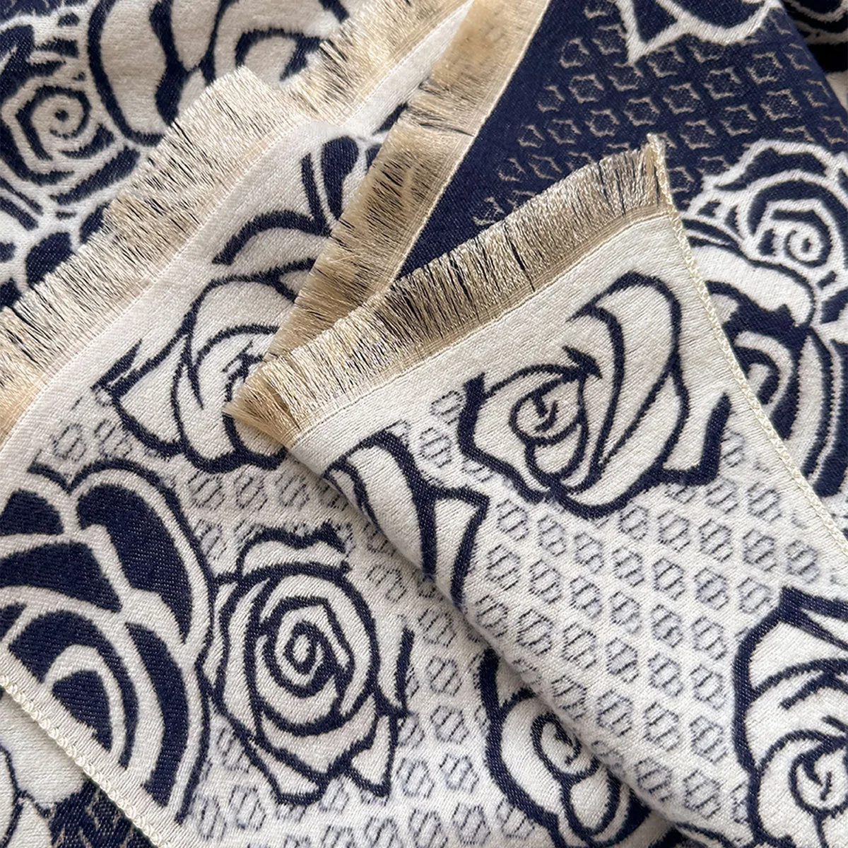 Thick warm winter scarf in imitation cashmere measuring 185x65cm with tassel detailing