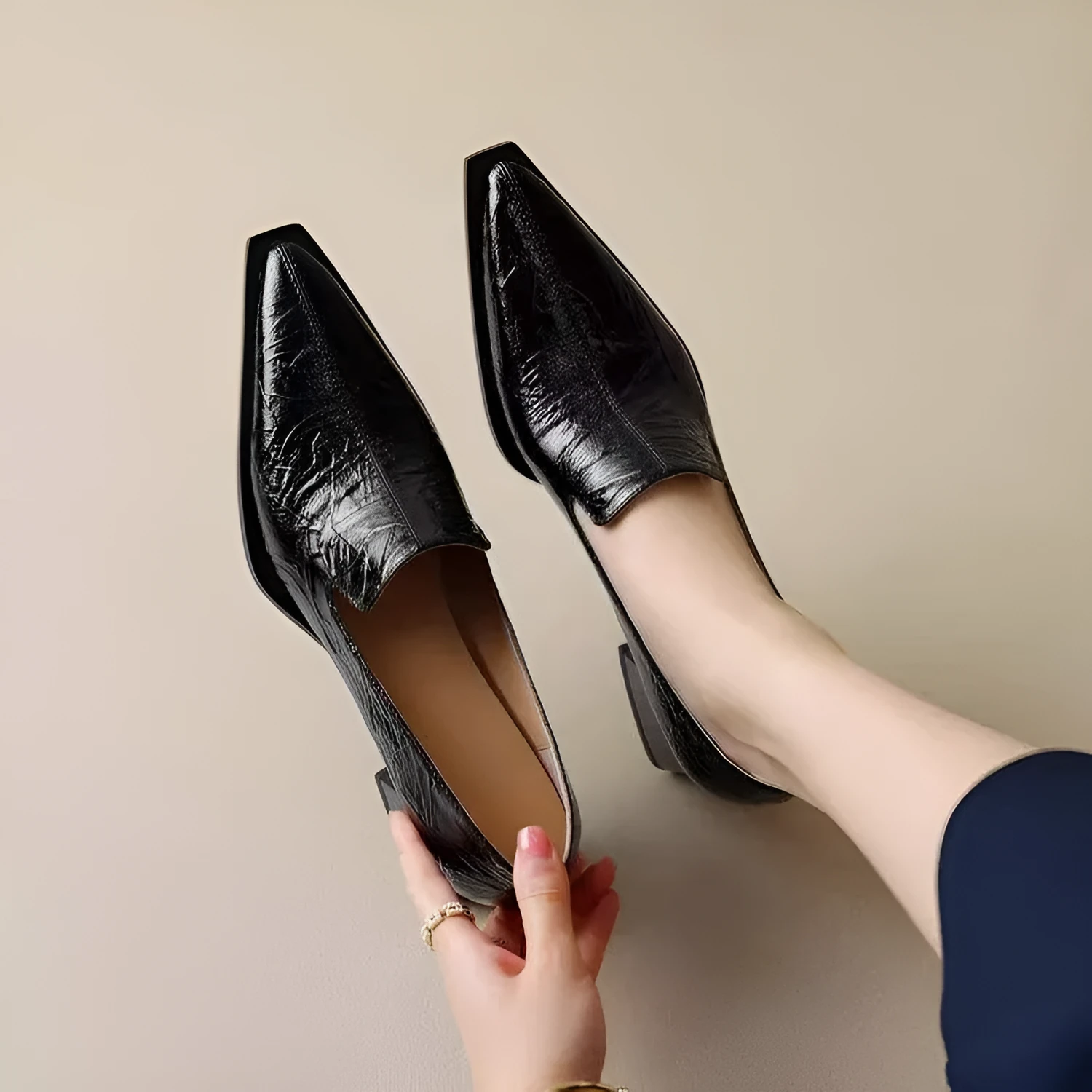 Women's solid colour pointed deep mouth kitten heel shoes with low heel and mid-top shaft