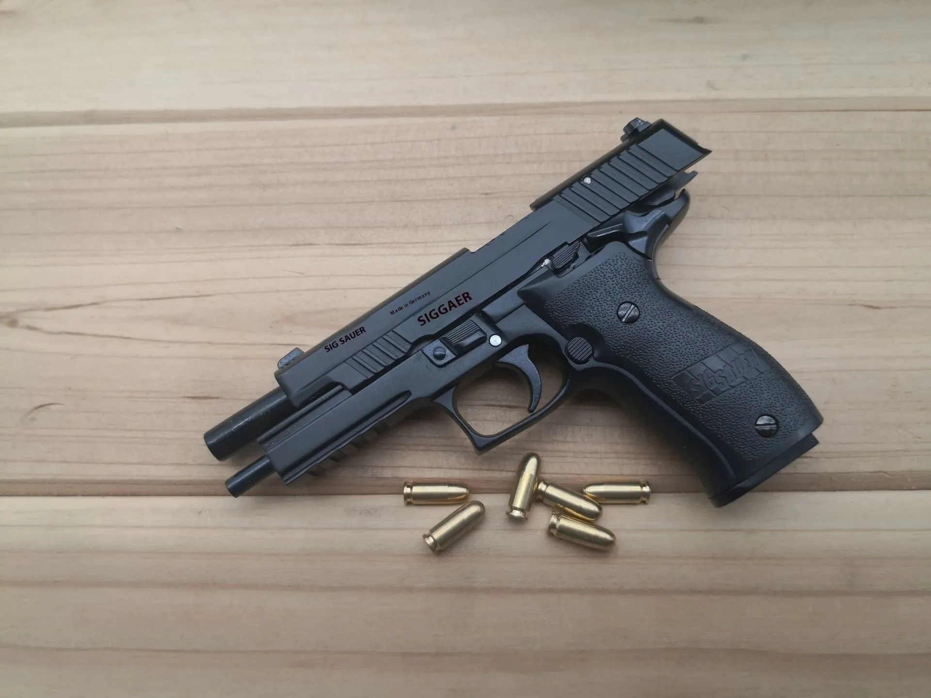 Alloy Empire Sigsauer P226 model toy gun in black metal finish on display stand